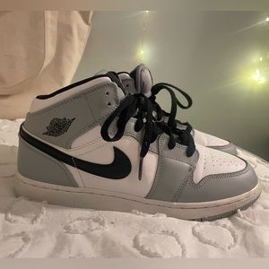Nike air Jordan’s 1s mid light smokery